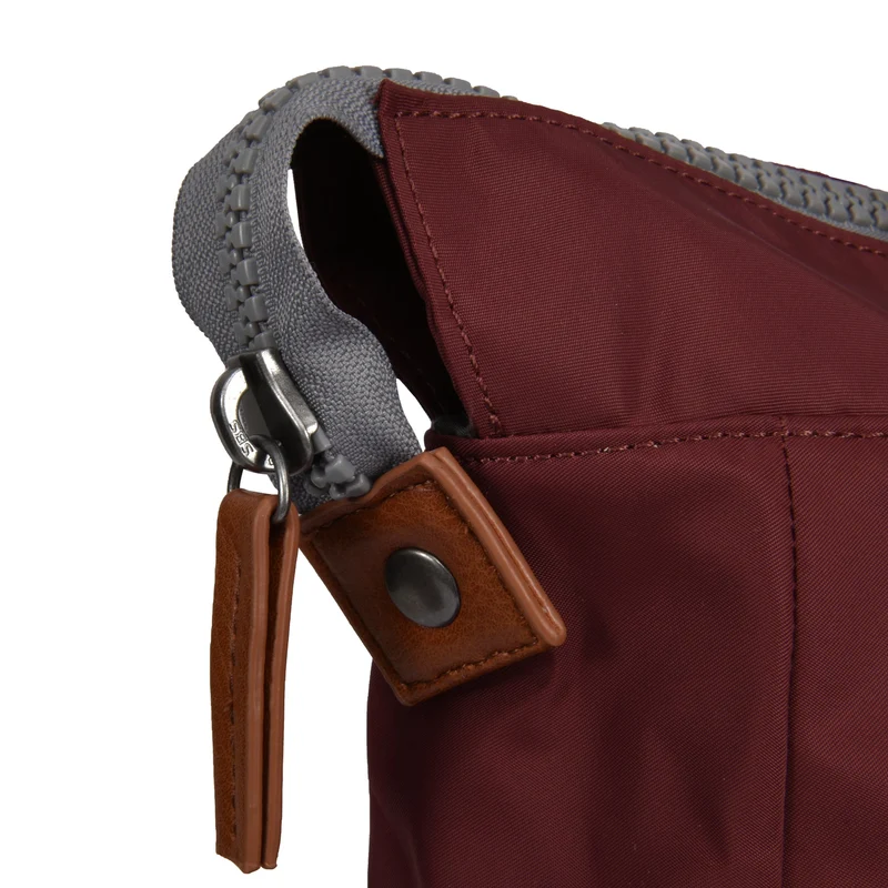 ROKA Bantry B Port Medium Tasche aus recyceltem Nylon