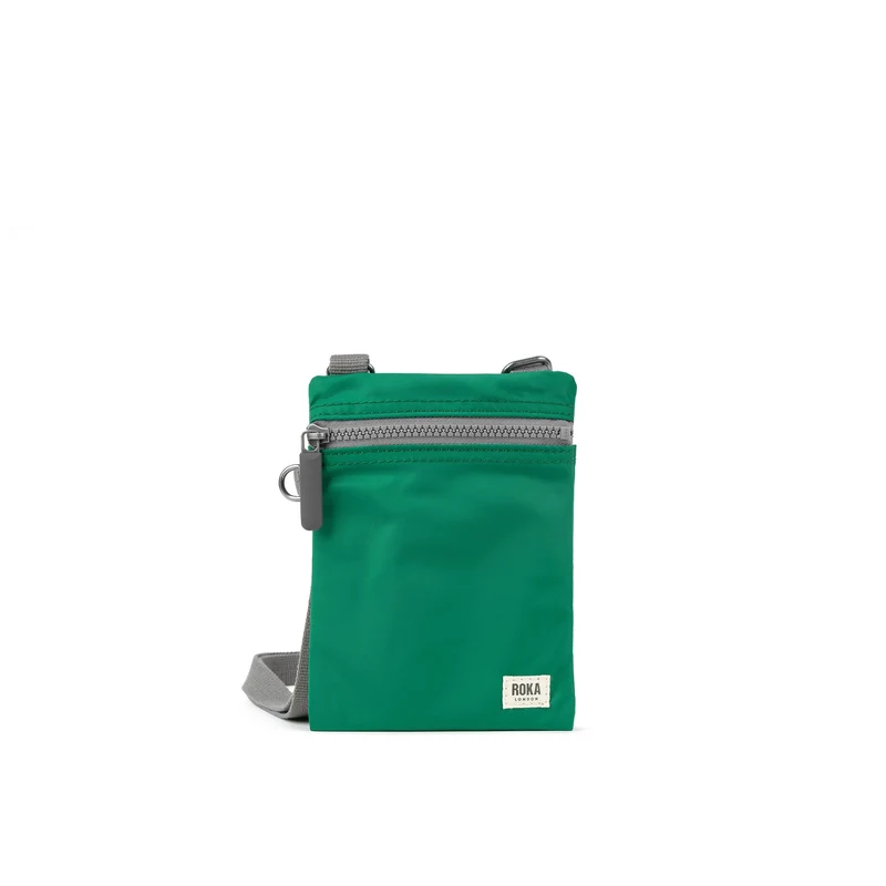 ROKA Chelsea Smaragdgrüne Tasche aus recyceltem Nylon
