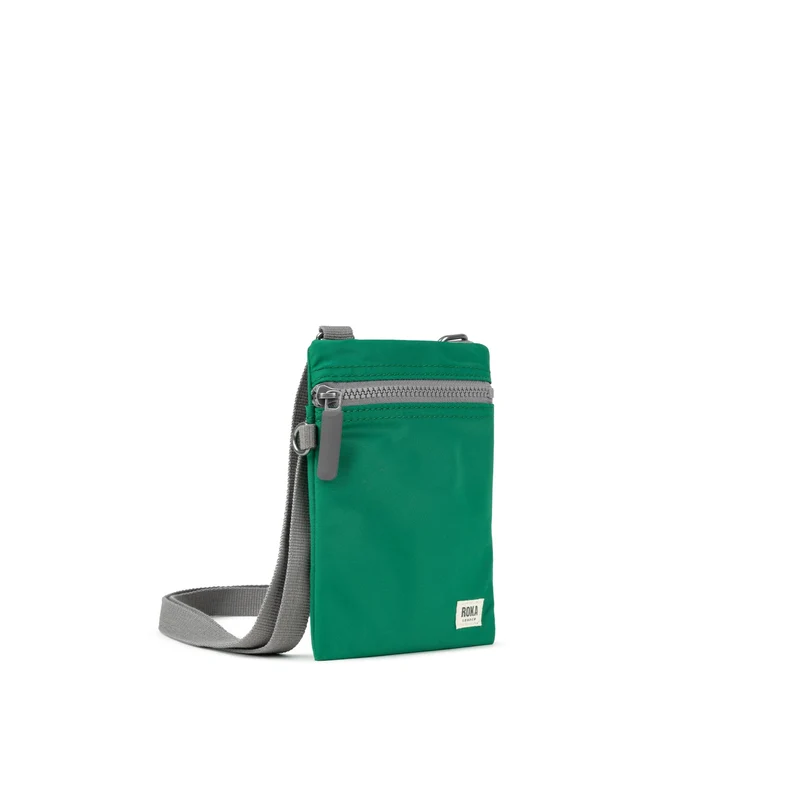 ROKA Chelsea Smaragdgrüne Tasche aus recyceltem Nylon