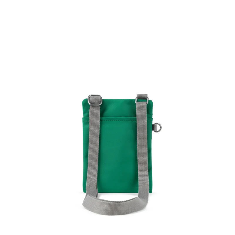 ROKA Chelsea Smaragdgrüne Tasche aus recyceltem Nylon