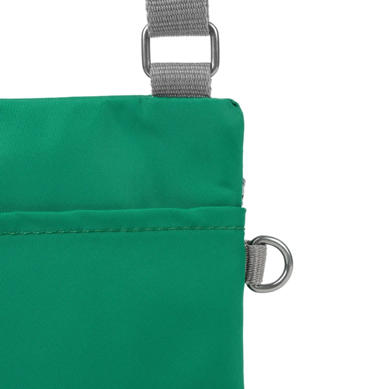 ROKA Chelsea Smaragdgrüne Tasche aus recyceltem Nylon