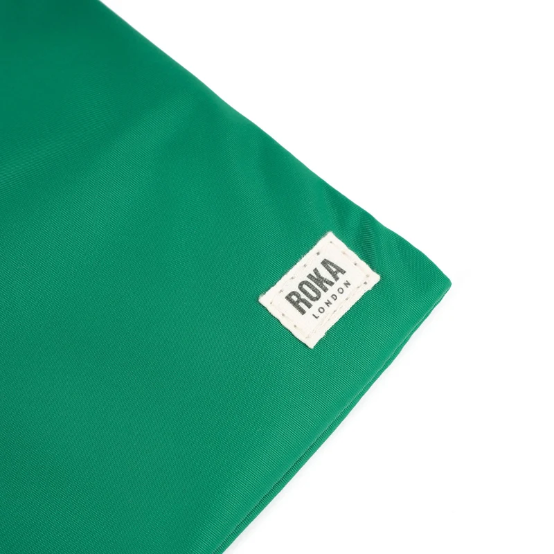ROKA Chelsea Smaragdgrüne Tasche aus recyceltem Nylon
