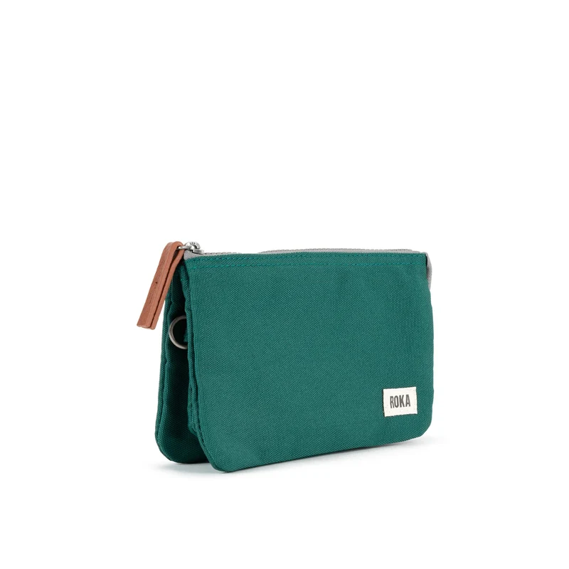 ROKA Carnaby Mittelgroße, nachhaltige Handtasche aus türkisfarbenem Canvas