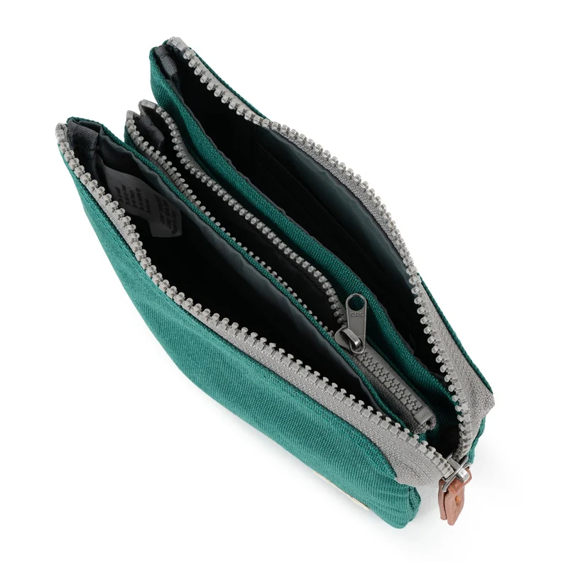 ROKA Carnaby Mittelgroße, nachhaltige Handtasche aus türkisfarbenem Canvas