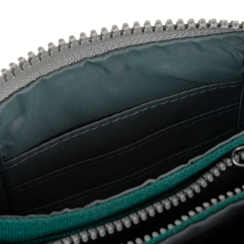 ROKA Carnaby Mittelgroße, nachhaltige Handtasche aus türkisfarbenem Canvas
