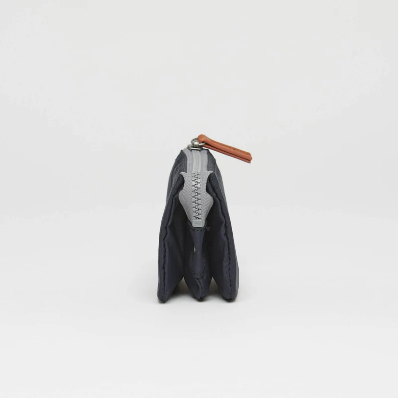 ROKA Carnaby Kleine, tiefschwarze Handtasche