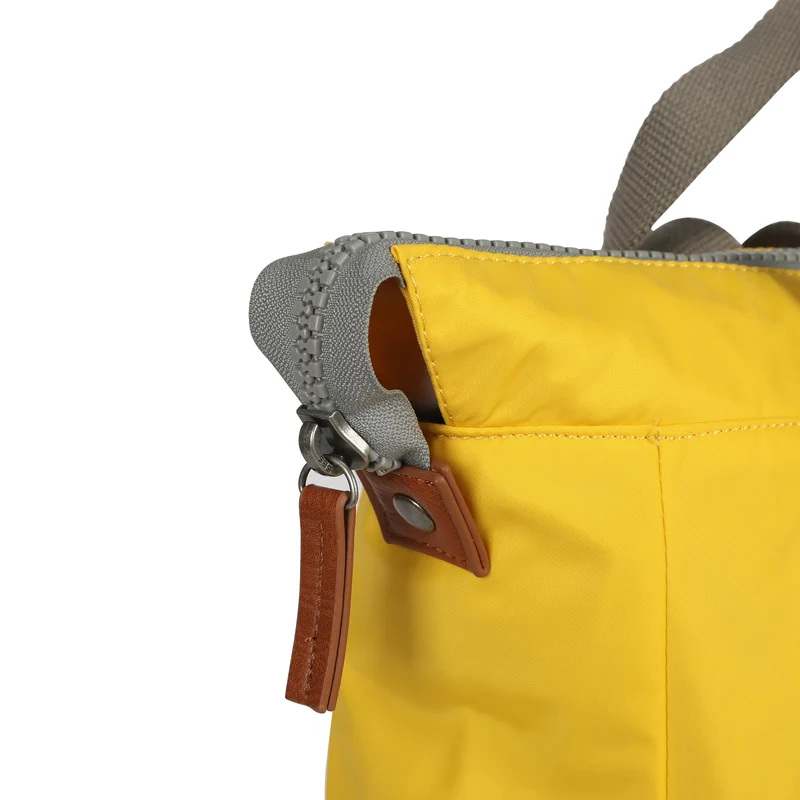 ROKA Bantry B Aspen Yellow Kleine Tasche aus recyceltem Nylon