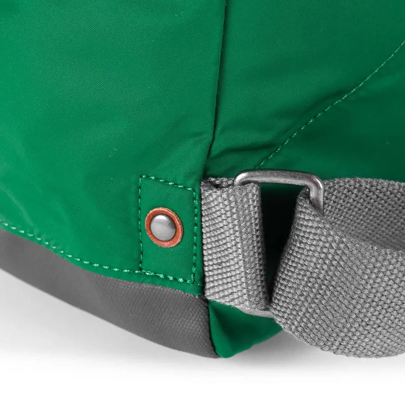 ROKA Bantry B Emerald Kleine Tasche aus recyceltem Nylon