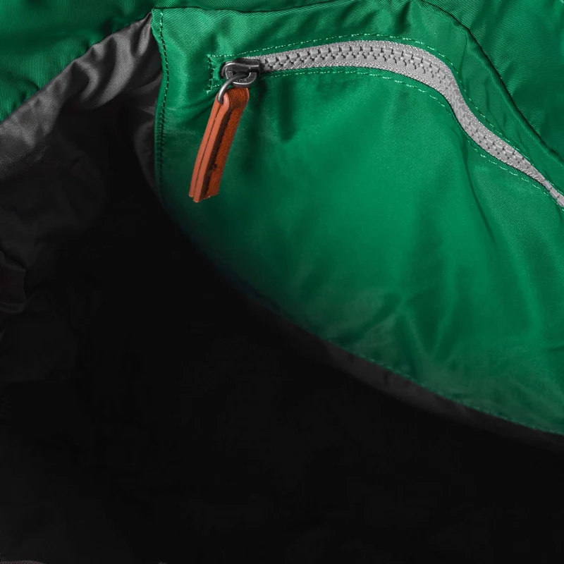 ROKA Bantry B Emerald Kleine Tasche aus recyceltem Nylon