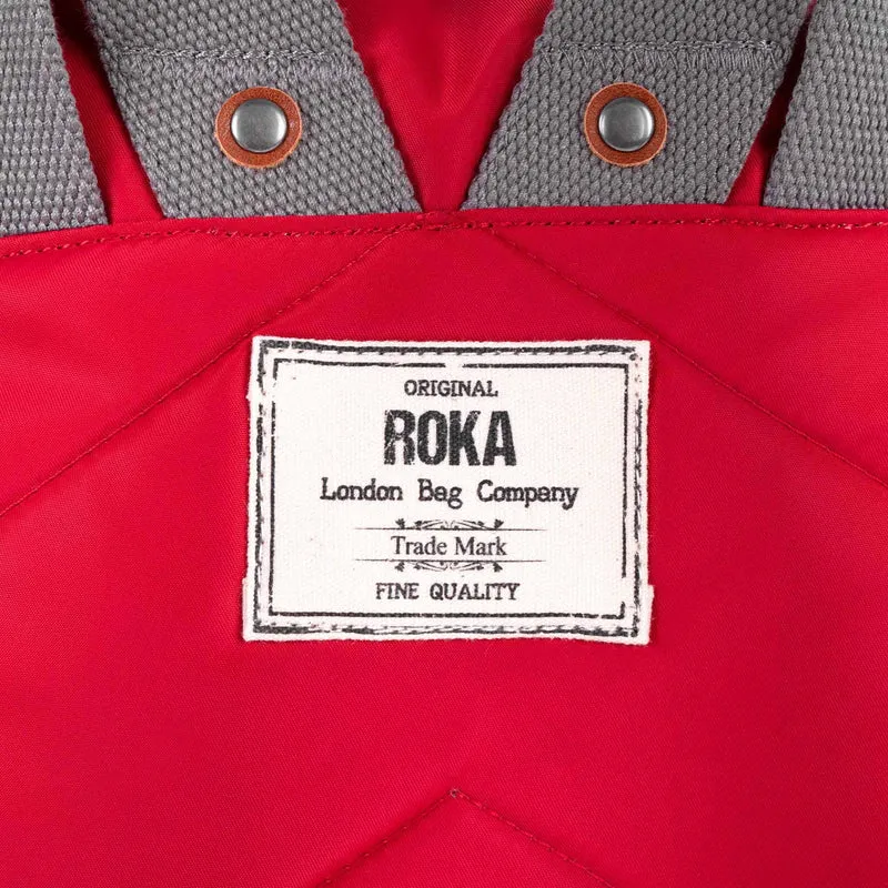 ROKA Bayswater B Cranberry Mittelgroße Tasche aus recyceltem Nylon