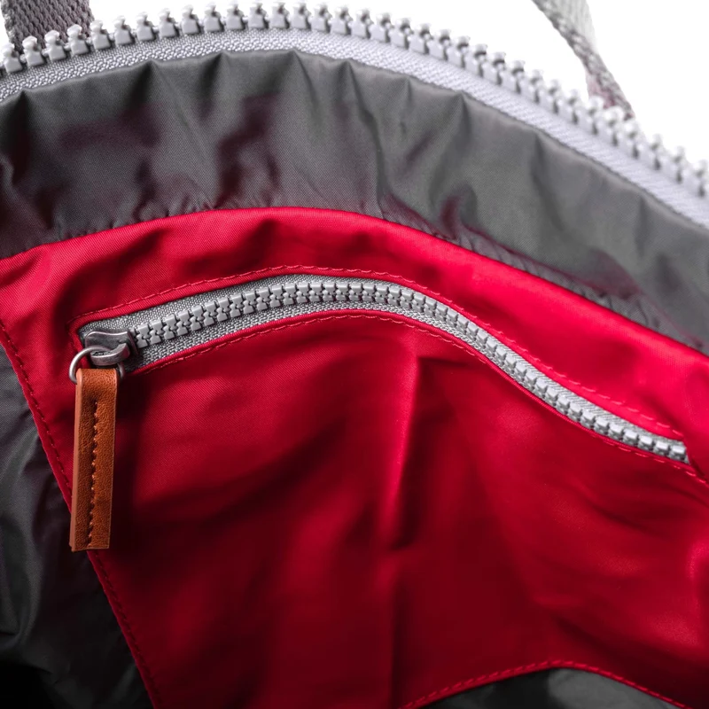 ROKA Bayswater B Cranberry Mittelgroße Tasche aus recyceltem Nylon