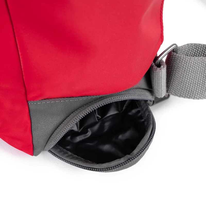 ROKA Bayswater B Cranberry Mittelgroße Tasche aus recyceltem Nylon