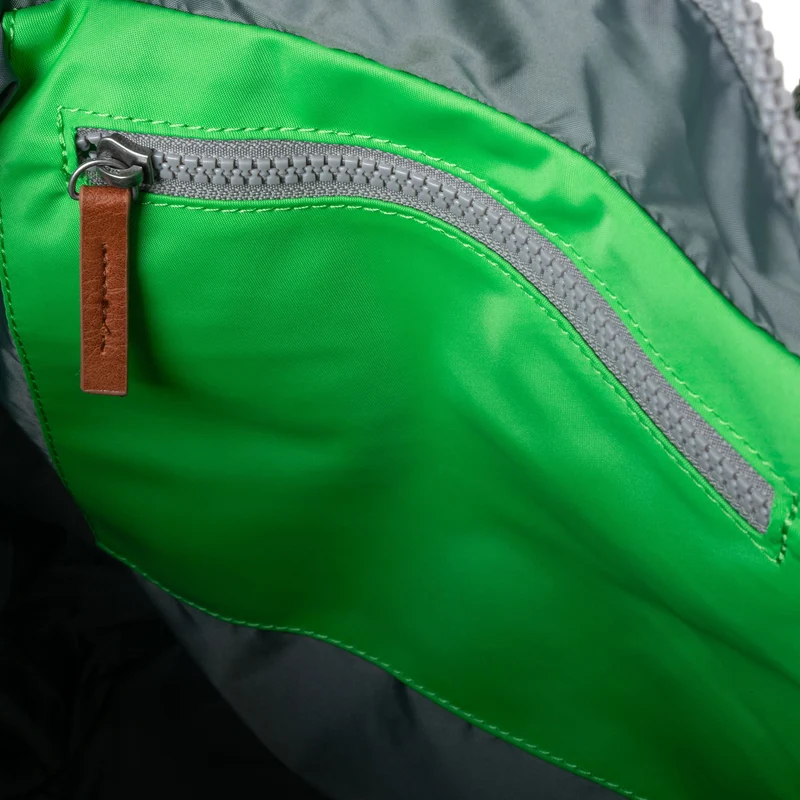 ROKA Canfield B Kelly Green Medium Tasche aus recyceltem Nylon
