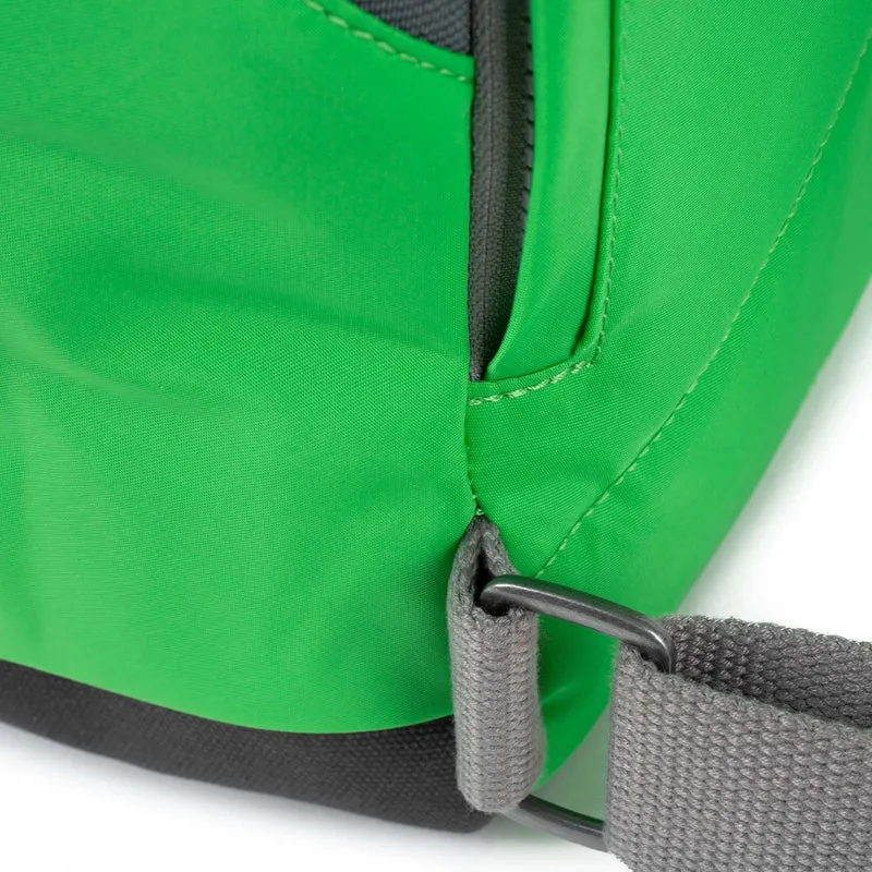 ROKA Canfield B Kelly Green Medium Tasche aus recyceltem Nylon