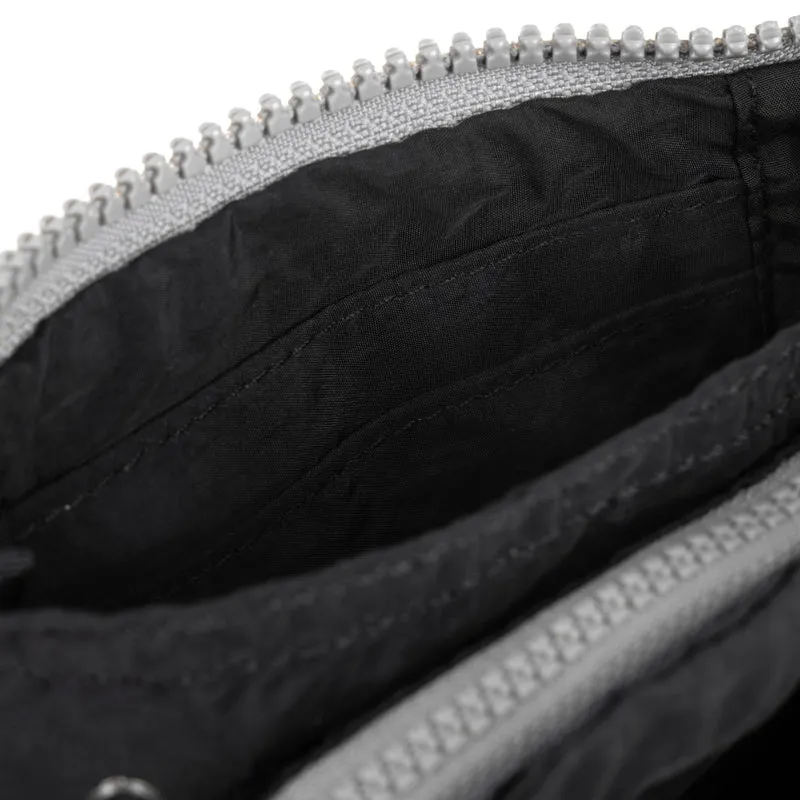 ROKA Carnaby Schwarze kleine Geldbörse aus recyceltem Taslon