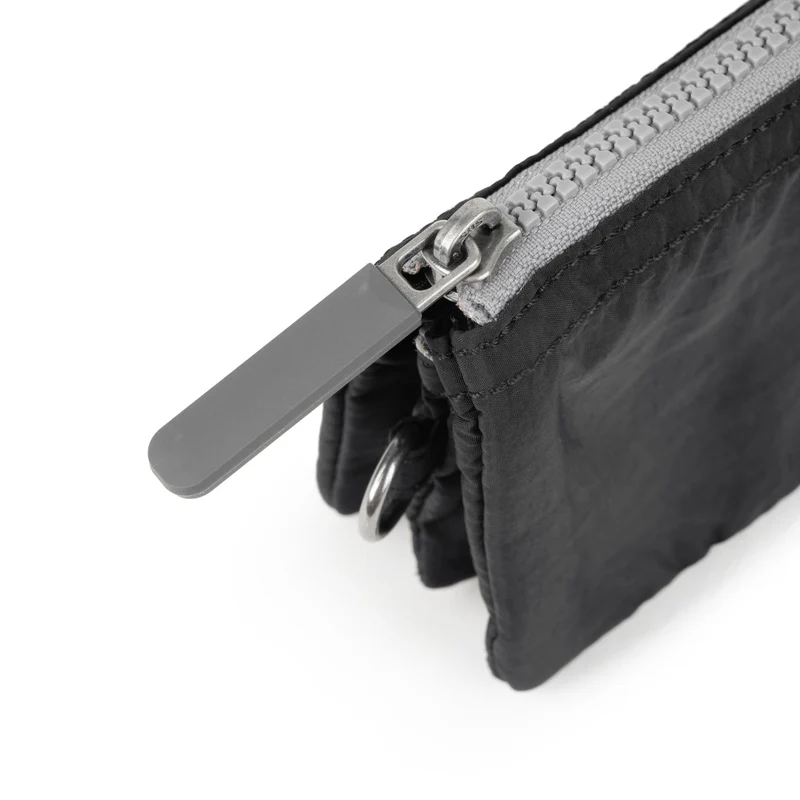 ROKA Carnaby Schwarze kleine Geldbörse aus recyceltem Taslon