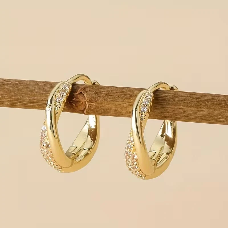 Kara | Orecchini in argento con zirconi dal design minimalista