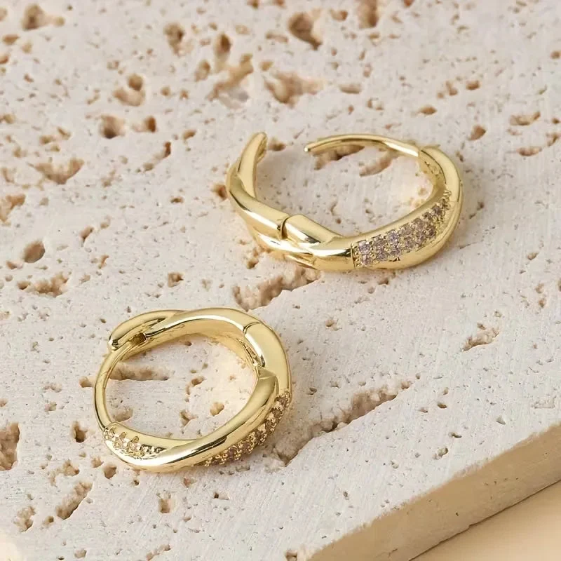 Kara | Orecchini in argento con zirconi dal design minimalista