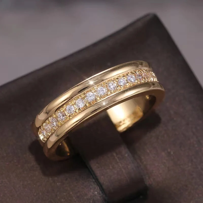 Nadia | Anello da donna con zirconi e fascia larga color oro