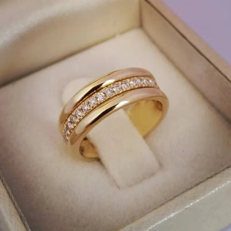 Nadia | Anello da donna con zirconi e fascia larga color oro