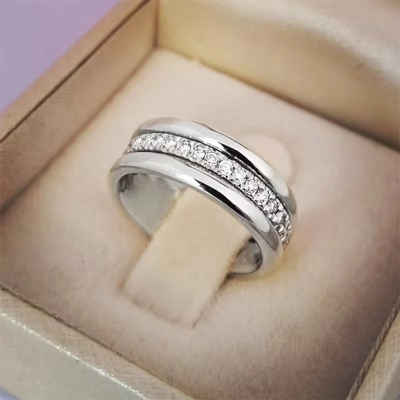 Nadia | Anello da donna con zirconi e fascia larga color oro