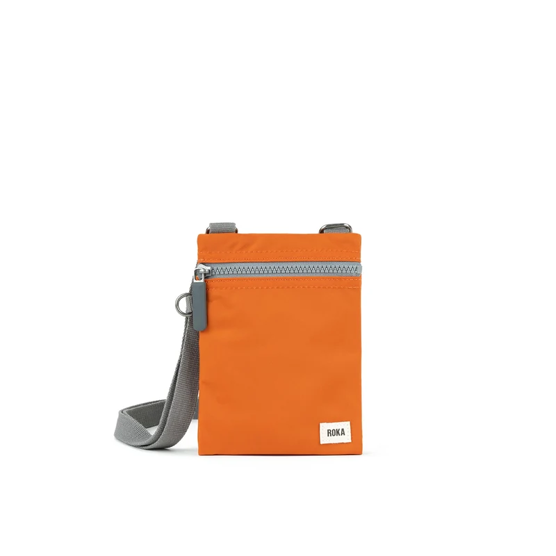 ROKA Chelsea Tasche aus recyceltem Nylon in gebranntem Orange