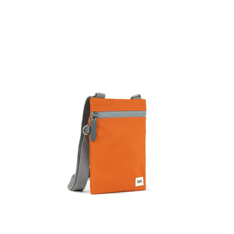 ROKA Chelsea Tasche aus recyceltem Nylon in gebranntem Orange