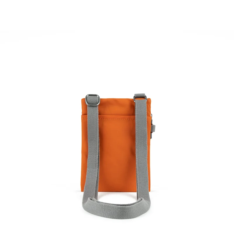 ROKA Chelsea Tasche aus recyceltem Nylon in gebranntem Orange