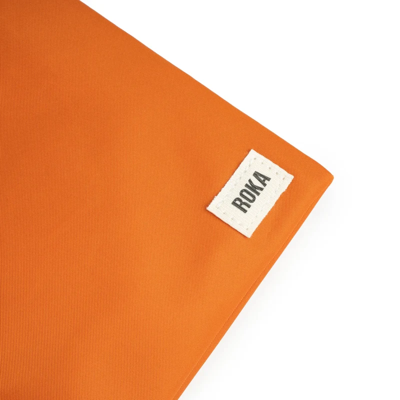 ROKA Chelsea Tasche aus recyceltem Nylon in gebranntem Orange