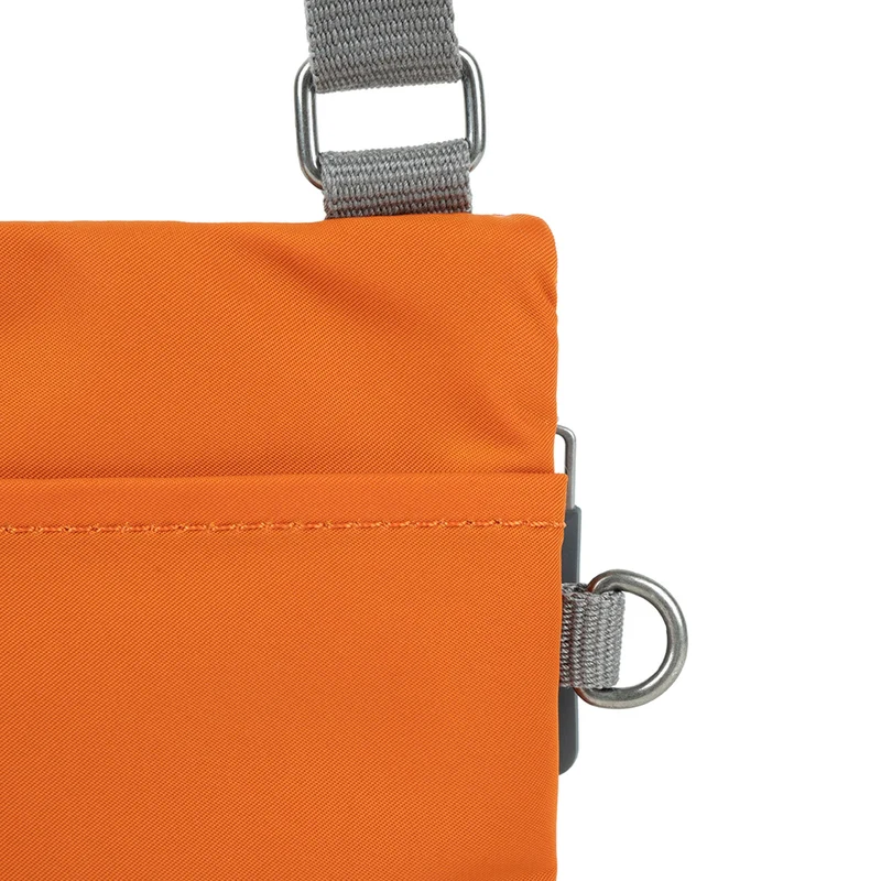 ROKA Chelsea Tasche aus recyceltem Nylon in gebranntem Orange