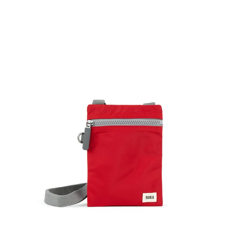 ROKA Chelsea Cranberryfarbene Tasche aus recyceltem Nylon