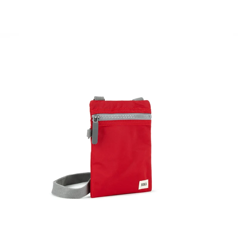ROKA Chelsea Cranberryfarbene Tasche aus recyceltem Nylon