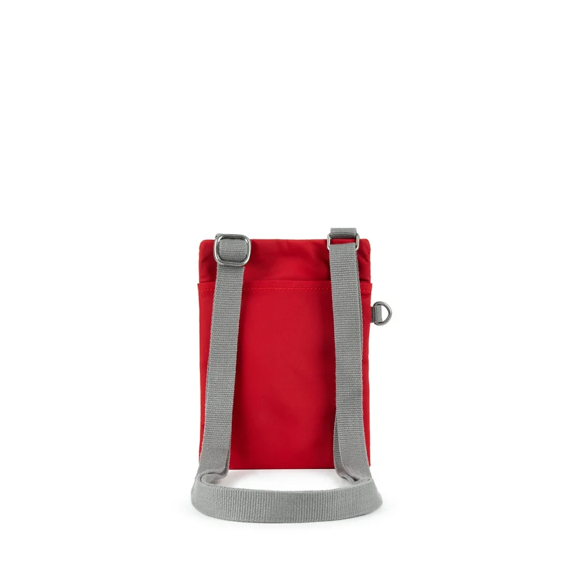 ROKA Chelsea Cranberryfarbene Tasche aus recyceltem Nylon