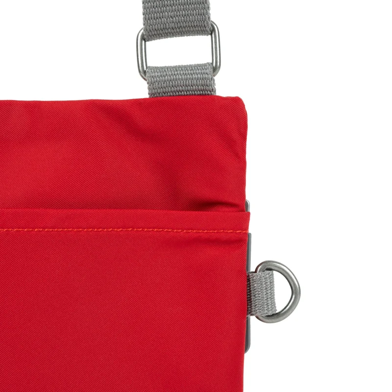 ROKA Chelsea Cranberryfarbene Tasche aus recyceltem Nylon