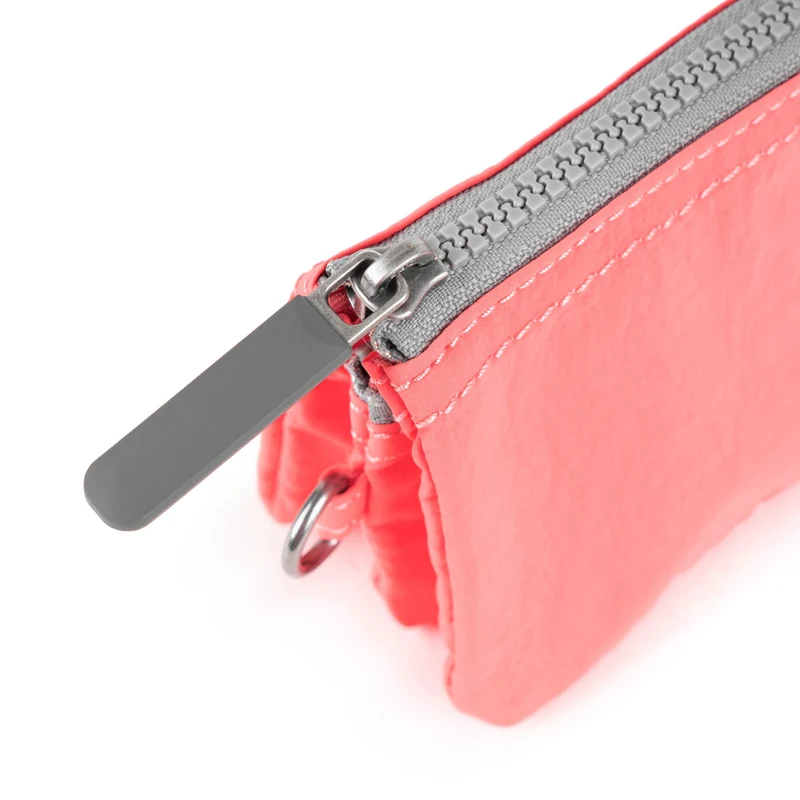 ROKA Carnaby Kleine Geldbörse aus recyceltem Taslon, Rose
