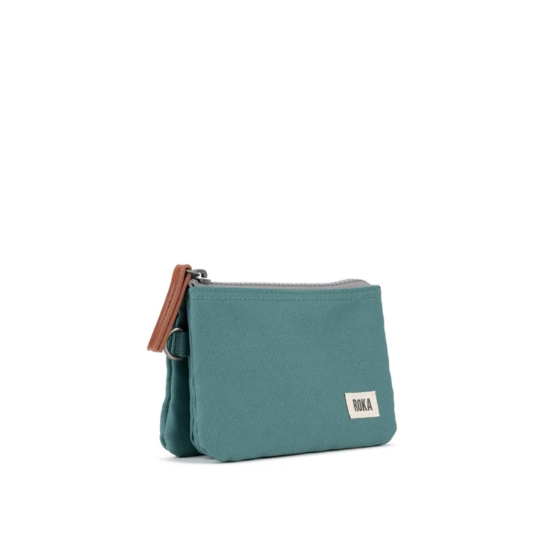 ROKA Carnaby Kleine Handtasche aus recyceltem Canvas in Salbeigrün