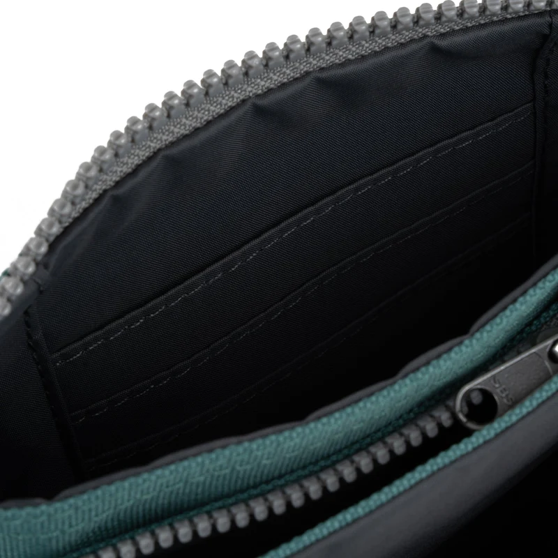 ROKA Carnaby Kleine Handtasche aus recyceltem Canvas in Salbeigrün