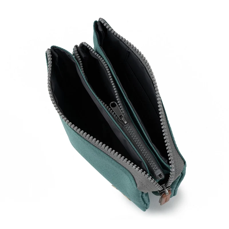 ROKA Carnaby Kleine Handtasche aus recyceltem Canvas in Salbeigrün