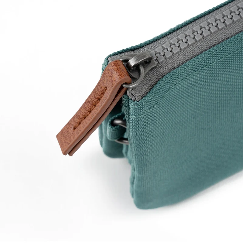 ROKA Carnaby Kleine Handtasche aus recyceltem Canvas in Salbeigrün