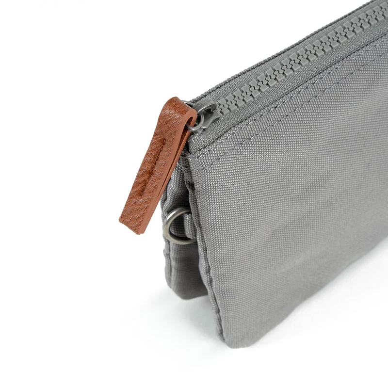 ROKA Carnaby Mittelgroße, nachhaltige Canvas-Geldbörse „Stormy“