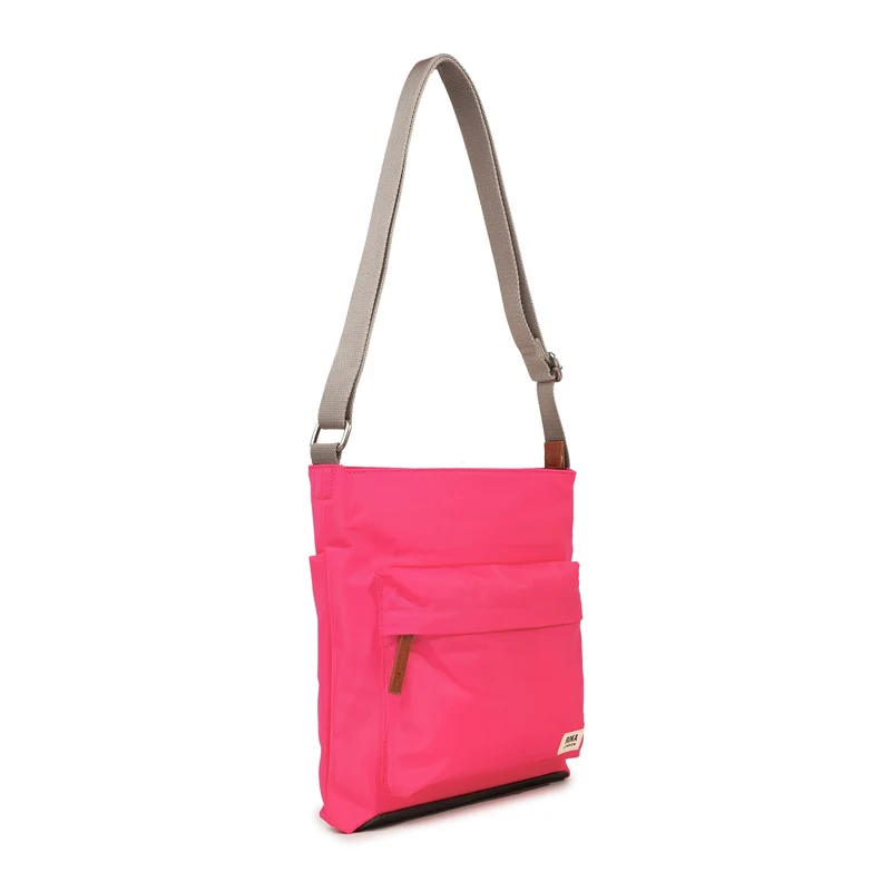 ROKA Kennington B Sparkling Cosmo Medium Tasche aus recyceltem Nylon