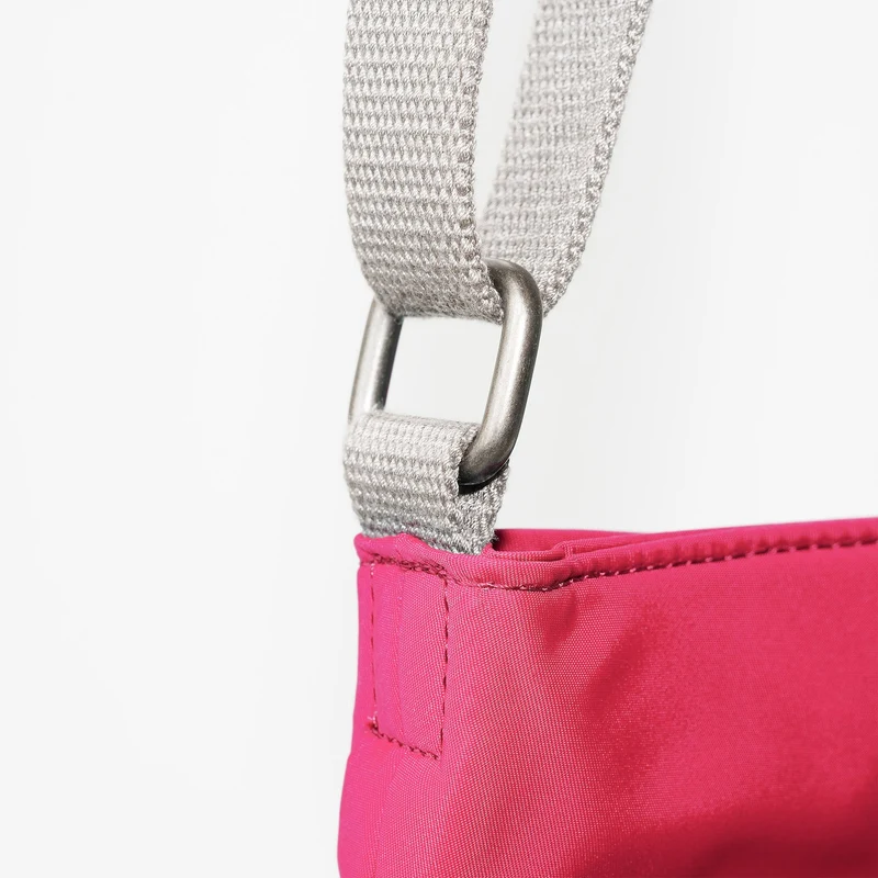 ROKA Kennington B Sparkling Cosmo Medium Tasche aus recyceltem Nylon