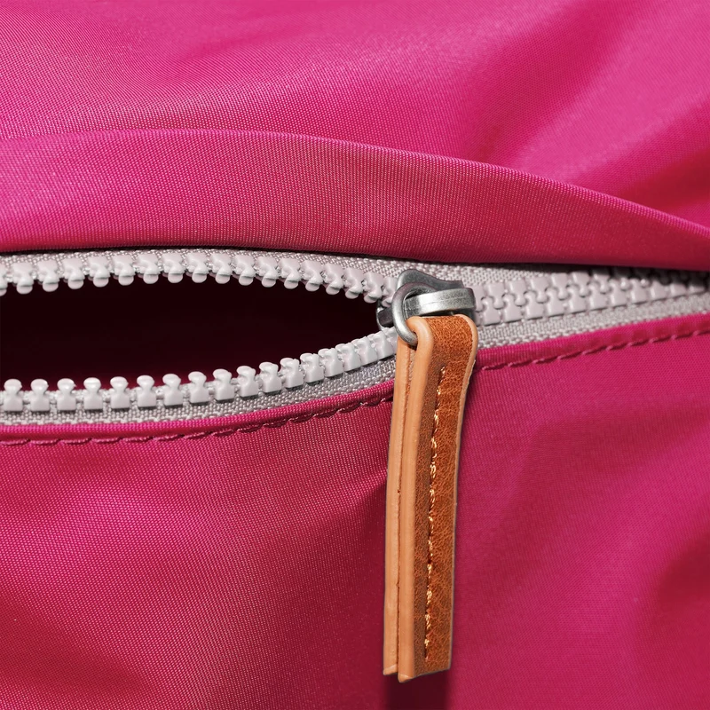 ROKA Kennington B Sparkling Cosmo Medium Tasche aus recyceltem Nylon