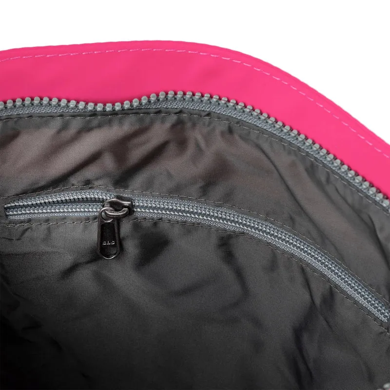 ROKA Kennington B Sparkling Cosmo Medium Tasche aus recyceltem Nylon
