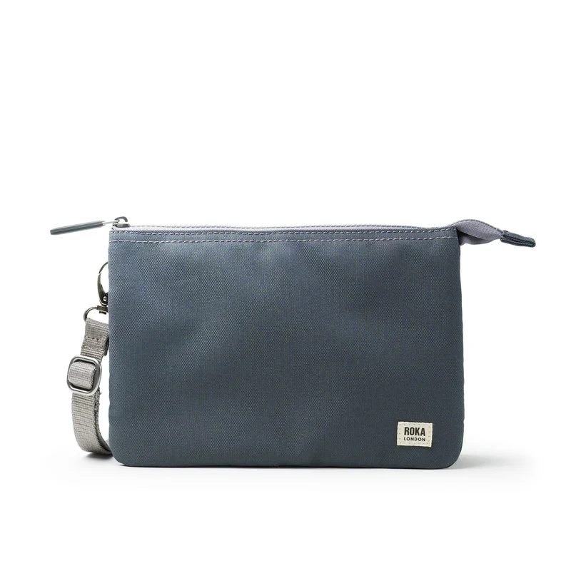 ROKA Carnaby Crossbody Smoke XL Tasche aus recyceltem Canvas