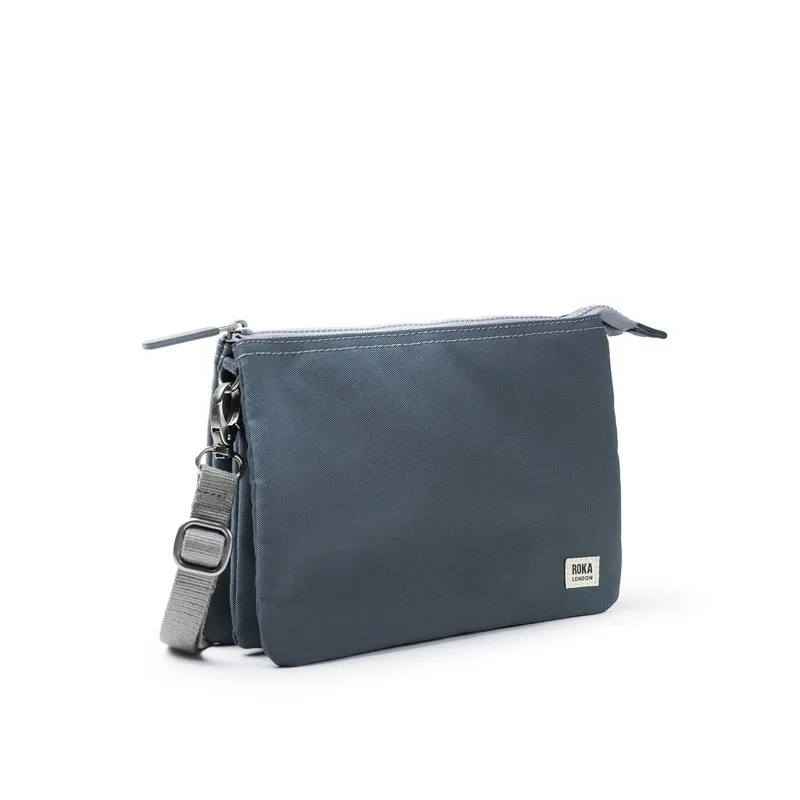 ROKA Carnaby Crossbody Smoke XL Tasche aus recyceltem Canvas