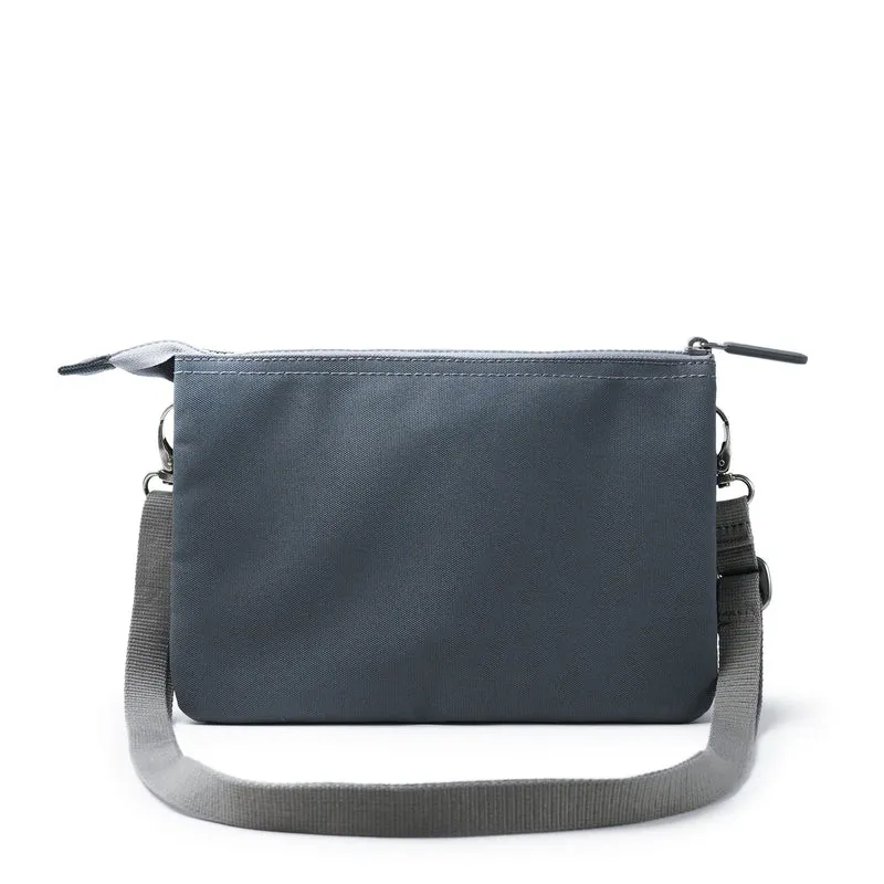 ROKA Carnaby Crossbody Smoke XL Tasche aus recyceltem Canvas