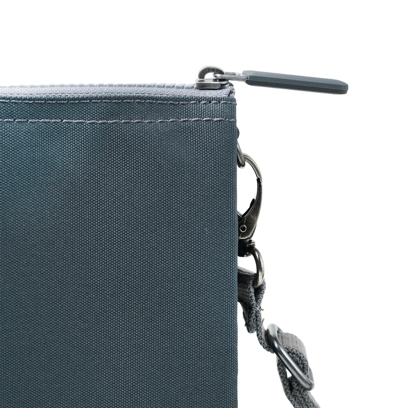 ROKA Carnaby Crossbody Smoke XL Tasche aus recyceltem Canvas