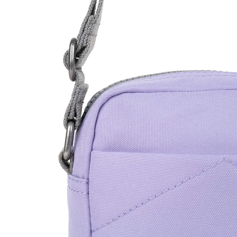 ROKA Bond Lavendelfarbene Einheitsgröße-Tasche aus recyceltem Canvas