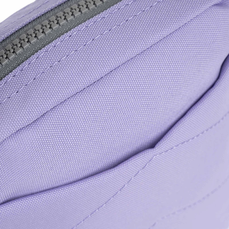 ROKA Bond Lavendelfarbene Einheitsgröße-Tasche aus recyceltem Canvas